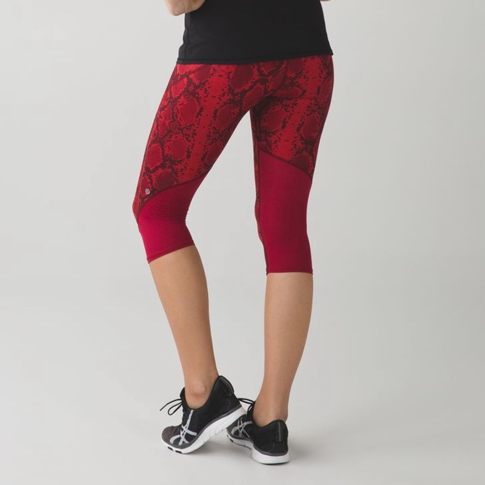 Lululemon Vent It Out Crop Leggings - Mini Ziggy Snake Print Red - Size 6